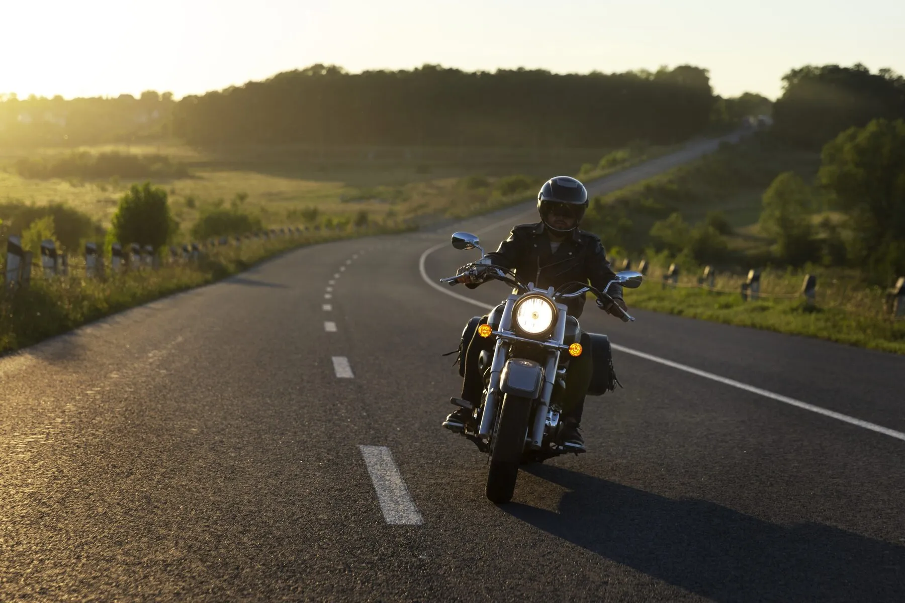 Motociclista em estrada ao entardecer
